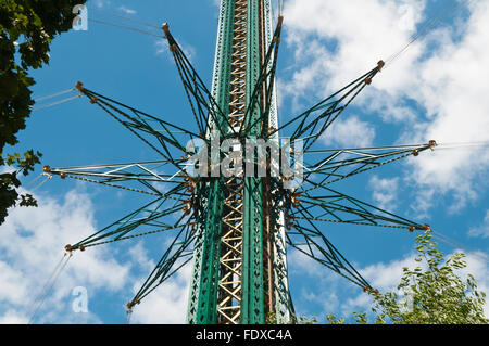 Dettaglio del Prater Turm in Vienna, a 117m i mondi più alto del parco di divertimenti di corsa di oscillazione Foto Stock