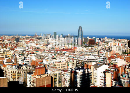 Areial Barcellona con vista mare, edifici e Torre Agbar Foto Stock