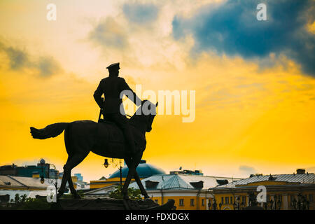 Silhouette di un monumento al maresciallo Georgy Zhukov sulla piazza Rossa di Mosca, Russia. Foto Stock