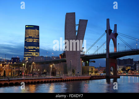 Ponte Salbeko (accanto al museo Guggenheim), e la torre Ibedrola, accanto al fiume Nervion, Bilbao, Paesi Baschi Foto Stock