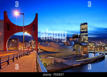 Il museo Guggenheim accanto al fiume Nervion (ria del Nervion), Bilbao, Paese Basco (Pais Vasco), Spagna. Foto Stock