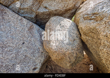 Una pietra incuneato tra due massi in bocca dell'Inferno Canyon, Anza-Borrego Desert State Park, California Foto Stock
