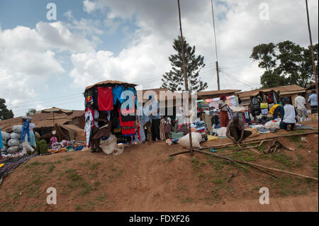 Strada scene di villaggio rurale in Uganda, che mostra i negozi lungo una strada polverosa. Foto Stock