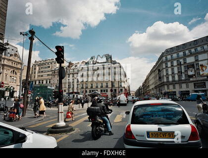 AJAXNETPHOTO. PARIGI, FRANCIA. - GUIDARE IN CITTÀ - AVVICINARSI ALL'INCROCIO TRAFFICATO A ST.LAZARE. IL TERMINAL FERROVIARIO DI SAINT-LAZARE È SULLA SINISTRA. FOTO: JONATHAN EASTLAND/AJAX RIF: TC4902 13 10 Foto Stock