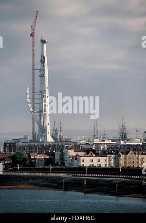 AJAXNETPHOTO. - Giugno, 2004. PORTSMOUTH, Inghilterra. - Costruire la torre - SEAWARD VISTA DELLA CITTÀ MILLENIUM Spinnaker Tower in costruzione. foto:JONATHAN EASTLAND/AJAX REF:TC4908 23 19A Foto Stock