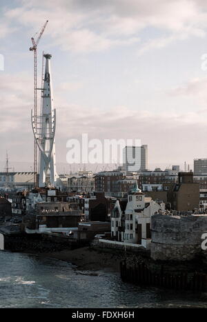 AJAXNETPHOTO. - Giugno, 2004. PORTSMOUTH, Inghilterra. - Costruire la torre - SEAWARD VISTA DELLA CITTÀ MILLENIUM Spinnaker Tower in costruzione. La torre rotonda e artista W.L.WYLLIE'S TOWER HOUSE SONO IN PRIMO PIANO (in basso a destra.). foto:JONATHAN EASTLAND/AJAX REF:TC4908 27 23A Foto Stock