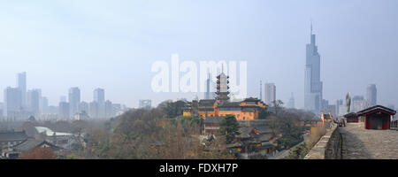 Nanjing skyline della città e tempio Jiming in Nanjing, Cina del Sud. Foto Stock