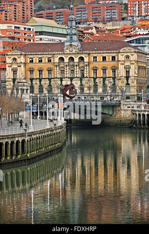 Vista parziale di Bilbao e del fiume Nervion. È possibile vedere il Municipio. Paesi Baschi, Spagna. Foto Stock