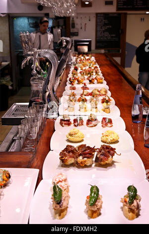 Nel Paese Basco (Pais Vasco) troverete il miglior Pintxo-Τapas Βars della Spagna. Qui 's uno a San Sebastian (Donostia) Foto Stock