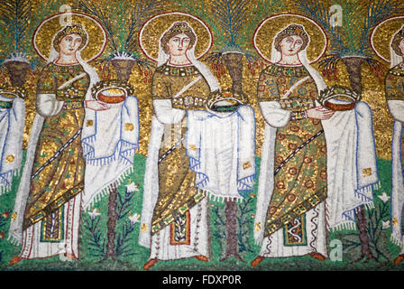 Ravenna, Italia - UNESCO - Sito Patrimonio dell'umanità. Nuova Basilica di Sant'Apollinare. I dettagli di mosaico sul lato sinistro della navata centrale Foto Stock