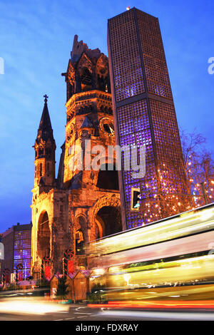 Kaiser Wilhelm Memorial Church e percorsi di traffico al crepuscolo. Il moderno campanile è stato aggiunto nel 1963. Breitscheidplatz, Berlino, Tedesco Foto Stock