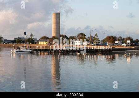 La mattina presto riflessioni nel villaggio di pescatori di Port Albert, South Gippsland, Victoria, Australia Foto Stock