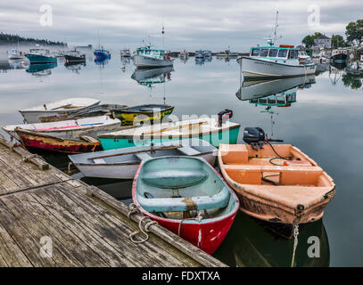 Bernard, Maine: i gommoni e barche di aragosta su una tranquilla mattina nuvoloso Foto Stock