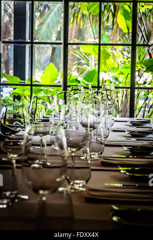 Appendere le luci e elegante impostazione tabella inFrench ristorante o sala da pranzo Foto Stock