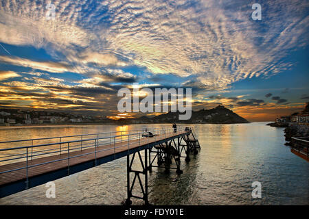 Tramonto a Donostia - San Sebastian, Paesi Baschi, Spagna. Sullo sfondo a destra il Monte Igueldo. Foto Stock