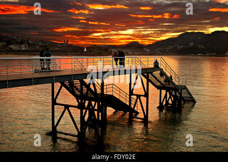 Tramonto a Donostia - San Sebastian, Paesi Baschi, Spagna. Sullo sfondo a destra il Monte Igueldo. Foto Stock