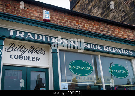 Segno su un vecchio ciabattino's Shoe Repair shop in un villaggio High Street Foto Stock