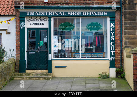 Un vecchio ciabattino's Shoe Repair shop in un villaggio High Street Foto Stock