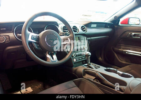 Il cruscotto dello sterzo e delle ruote interne di un 2016 Ford Mustang auto automobile Foto Stock