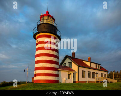 Lubec, Maine: West Quoddy Head Light con cancellazione di nuvole di tempesta Foto Stock