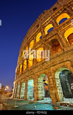 Vista notturna del Colosseo noto anche come l'Anfiteatro Flavio, Roma, Italia Foto Stock