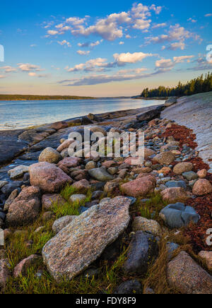 Deer Isle, Maine: la luce del mattino sulla baia di Gerico con rocce colorate sul litorale Foto Stock