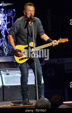 Toronto, Canada. Febbraio 2, 2016. Bruce Springsteen e la E Street Band eseguire presso la Air Canada Centre durante il giro sul fiume 2016. Credito: EXImages/Alamy Live News Foto Stock