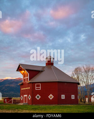 Wallowa County, O: granaio ottagonale del Triple Creek Ranch a sunrise; Wallowa Valley con la Wallowa Montagne in distan Foto Stock