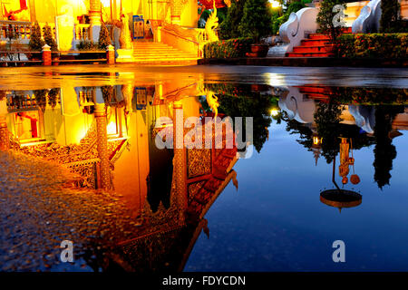 La riflessione del Wihan Luang di Wat Phra Singh in acqua di una pozzanghera, Chiang Mai, Thailandia Foto Stock