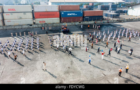 Cadetti degli indonesiani Merchant Marine Academy parade di salutare una nave da crociera la visita di Semarang, Giava centrale, Indonesia. Foto Stock