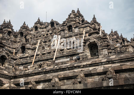 Workman di effettuare riparazioni Borobudur, o Barabudur, un antico tempio buddist in Java Centrale Indonesia Foto Stock