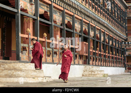 Due monaci nel cortile di Paro Dzong Foto Stock