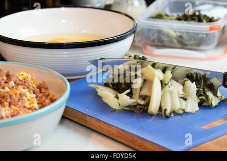 Il Cheddar, Monterey e formaggio Feta torta omelette con bietole e il bacon a pezzetti all'interno. Foto Stock