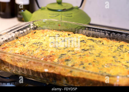 Il Cheddar, Monterey e formaggio Feta torta omelette con bietole e il bacon a pezzetti all'interno. Foto Stock