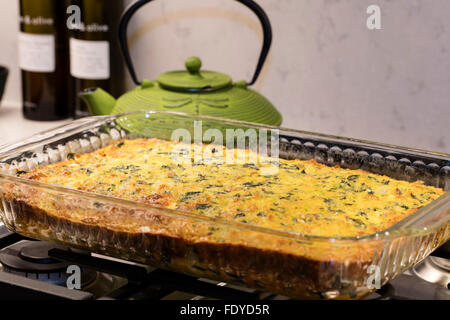 Il Cheddar, Monterey e formaggio Feta torta omelette con bietole e il bacon a pezzetti all'interno. Foto Stock