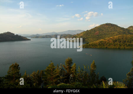 Il lago Kivu impostato tra le dolci colline che sfumano in l'orizzonte in Ruanda, Africa Foto Stock