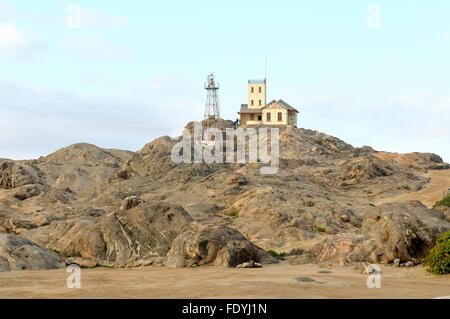 I vecchi e i nuovi fari su Shark Isola presso la cittadina balneare di Luderitz in Namibia. Foto Stock