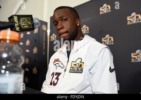 San Jose, California, Stati Uniti d'America. 2 febbraio 2016. Denver Broncos running back Ronnie Hillman (23) parla ai media presso il team di hotel in Santa Clara, California, durante una conferenza stampa per la National Football League Super Bowl 50 tra il Denver Broncos e Carolina Panthers. Eric Canha/CSM Credito: Cal Sport Media/Alamy Live News Foto Stock