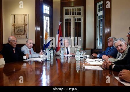 Montevideo, Uruguay. 2° febbraio 2016. Il Presidente dell Uruguay, Tabare Vazquez (C) soddisfa con gli ex presidenti Julio Maria Sanguinetti (2 L), Jorge Batlle (1L), Luis Alberto Lacalle (seconda R) e Jose Mujica (1R) presso la residenza presidenziale di Montevideo, capitale dell'Uruguay nel Febbraio 2, 2016. Secondo la stampa locale, Tabare Vazquez ha tenuto una riunione con gli ex presidenti per discutere lo stato delle politiche dell'olio deve essere effettuato quando la scoperta di giacimenti di petrolio è confermato nel paese. © Nicolas Celaya/Xinhua/Alamy Live News Foto Stock