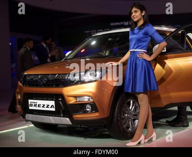 New Delhi, India. 3 febbraio, 2016. Un modello presenta il recentemente svelato la brezza SUV compatto da Maruti Suzuki sul primo giorno di media di 2016 Auto Expo in maggiore Noida, Delhi NCR, India, Febbraio 3, 2016. La biennale expo ha dato dei calci a fuori verso la media mercoledì e sarà aperto al pubblico il venerdì. Circa 80 veicoli nuovi sono attesi per essere ha debuttato in occasione di questa manifestazione. © Bi Xiaoyang/Xinhua/Alamy Live News Foto Stock