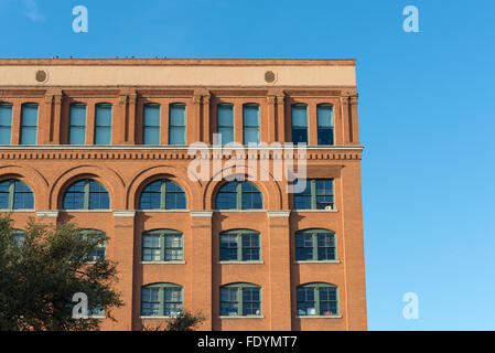 Dallas Book Depository che alloggia il Sixth Floor Museum da cui Lee Harvey Oswald sparò colpi durante il JFK's assassinio Foto Stock