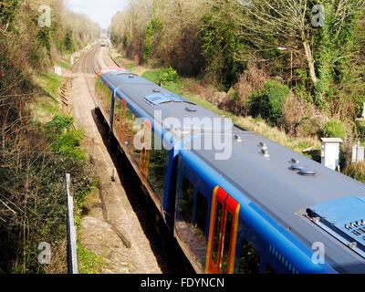 A sud-ovest di treni (SWT) classe 450 suburbano esterno treno elettrico a Santa Croce a sud di Winchester direzione Londra. Foto Stock