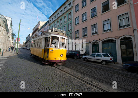 Lisbona, Portogallo - Gennaio, 23, 2016: Tram tradizionale attraverso le strade di Lisbona in Portogallo. Foto Stock