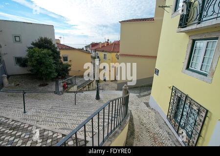 Vista di una strada nel quartiere di Alfama a Lisbona. Foto Stock