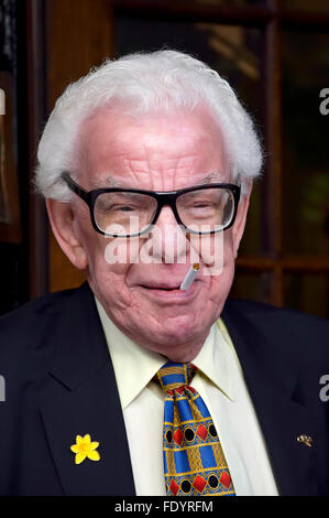 Barry Cryer avente un fumo al di fuori della Oldie of the Year Awards, The Simpsons, Strand, Londra 2 Feb 2016 Foto Stock