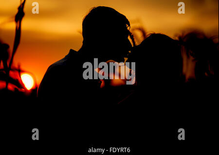 Futura sposa e lo sposo baciare silhouette sulla loro storia di amore photoset Foto Stock