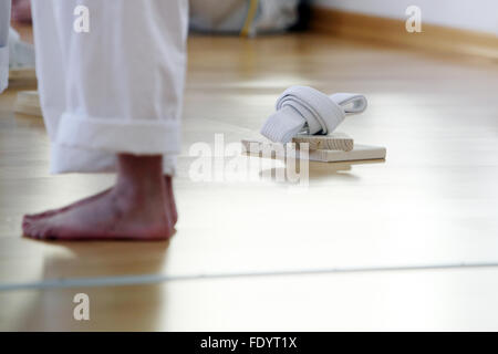 Berlino, Germania, Cintura Bianca è un corso di taekwondo su due assi di legno sul terreno Foto Stock