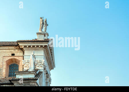 Particolare della facciata della Cattedrale di Urbino, Italia. Foto Stock