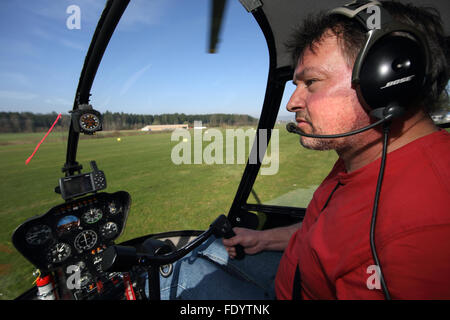 Beromuenster, Svizzera, pilota di elicottero durante un volo in cabina di pilotaggio Foto Stock