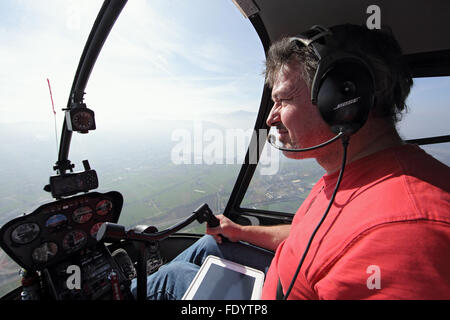 Beromuenster, Svizzera, pilota di elicottero durante un volo in cabina di pilotaggio Foto Stock